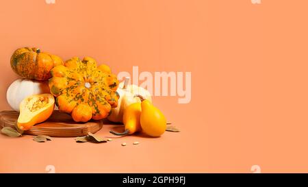 Würzige Kürbisse auf dem hölzernen Schneidebrett.Konzept Og die Ernte und Danksagetag.Copy Raum für Text, großes Banner. Stockfoto