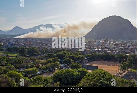 RIO DE JANEIRO, BRASILIEN - 12. MAI 2020: Waldbrand in der Nähe der Favela (Rio das Pedras) Stockfoto