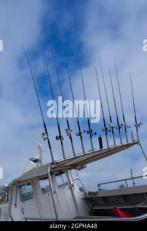 Eine Reihe von zehn Angelruten auf Einem kornischen Boot in St. Ives Harbour Harbour - Großbritannien Stockfoto