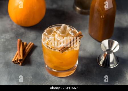 Erfrischende Kürbis Gewürz Bourbon Smash mit Zimt Stockfoto