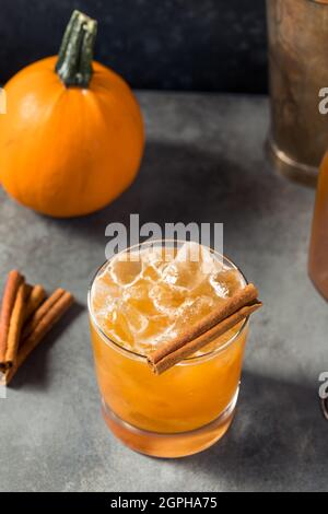 Erfrischende Kürbis Gewürz Bourbon Smash mit Zimt Stockfoto