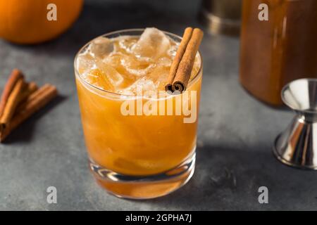 Erfrischende Kürbis Gewürz Bourbon Smash mit Zimt Stockfoto