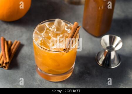 Erfrischende Kürbis Gewürz Bourbon Smash mit Zimt Stockfoto