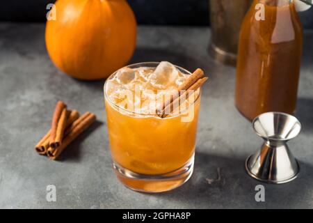 Erfrischende Kürbis Gewürz Bourbon Smash mit Zimt Stockfoto