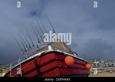 Eine Reihe von zehn Angelruten auf Einem kornischen Boot in St. Ives Harbour Harbour - Großbritannien Stockfoto