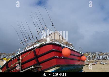 Eine Reihe von zehn Angelruten auf Einem kornischen Boot in St. Ives Harbour Harbour - Großbritannien Stockfoto