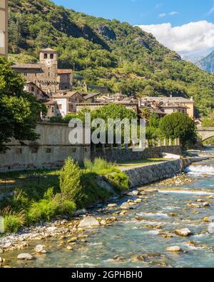 Schöne Aussicht in Verres an einem sonnigen Sommertag. Aostatal, Norditalien. Stockfoto
