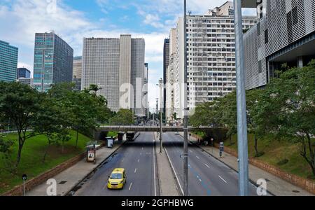 RIO DE JANEIRO, BRASILIEN - 22. JULI 2017: Wolkenkratzer in der Innenstadt von Rio und der Avenue (Avenida Republica do Chile) Stockfoto