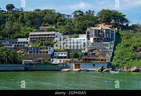 RIO DE JANEIRO, BRASILIEN - 21. APRIL 2017: Häuser am Hang in Barra da Tijuca Stockfoto