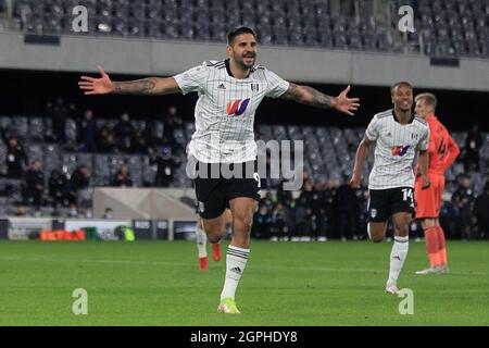 London, Großbritannien. September 2021. Aleksandar Mitrovic aus Fulham feiert nach dem 1. Tor seiner Teams. EFL Skybet Championship Match, Fulham gegen Swansea City im Craven Cottage in London am Mittwoch, 29. September 2021. Dieses Bild darf nur für redaktionelle Zwecke verwendet werden. Nur zur redaktionellen Verwendung, Lizenz für kommerzielle Nutzung erforderlich. Keine Verwendung bei Wetten, Spielen oder Veröffentlichungen in einem Club/einer Liga/einem Spieler. PIC von Steffan Bowen/Andrew Orchard Sports Photography/Alamy Live News Credit: Andrew Orchard Sports Photography/Alamy Live News Stockfoto