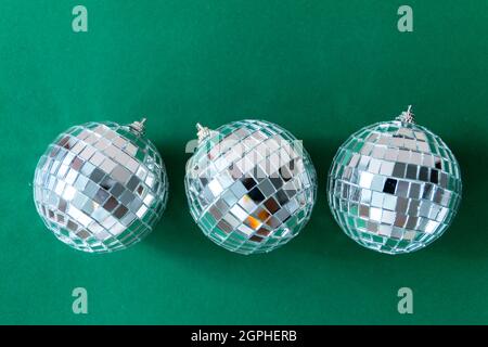 Disco Ball vor smaragdgrünem Hintergrund Stockfoto