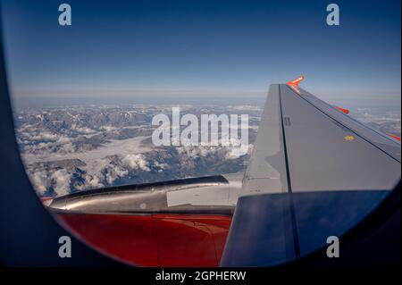 Genf Schweiz -17.09.2021: Blick aus dem Flugzeug. EasyJet Flugflügel, Berge und Wolken. Arial-Ansicht. Stockfoto