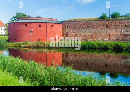 Festungsmauern von Malmo Castle spiegeln sich in seinem Graben, Schweden Stockfoto