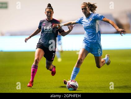 Jill Scott (rechts) von Manchester City und Natasha Flint von Leicester City kämpfen beim Viertelfinale des Vitality Women's FA Cup im Academy Stadium in Manchester um den Ball. Bilddatum: Mittwoch, 29. September 2021. Stockfoto