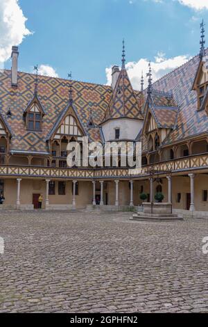 Beaune, Frankreich - 08 28 2021: Blick auf das Hospice de Beaune oder das Hotel Dieu Stockfoto