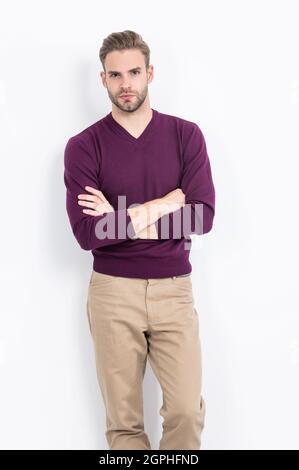 Seien Sie bequem und doch stilvoll. Ein hübscher Mann hält die Arme gekreuzt. Komfort ist unerlässlich Stockfoto