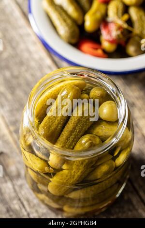 Marinierte Gurkenscheiben. Gurken aus der Dose im Glas. Stockfoto