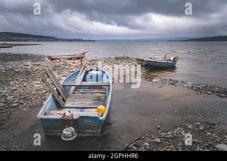 Boote am Ufer des Sees Lipno an einem stürmischen Tag, Tschechien Stockfoto