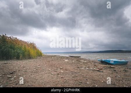 Boote am Ufer des Sees Lipno an einem stürmischen Tag, Tschechien Stockfoto