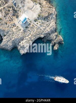 Drohnenaufnahme der Halbinsel Cape Greko mit der Agioi Anargyroi Kirche auf den Felsen. Kreuzfahrt touristische Boote segeln. Stockfoto