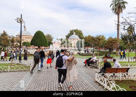 İstanbul, Türkei - 22 2021. September: Touristen, die tagsüber auf dem Sultanahmet-Platz spazieren. Stockfoto