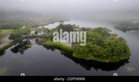 Luftdrohnenfoto der St. Finbarr's Church, Gougane Barra, West ireland Stockfoto