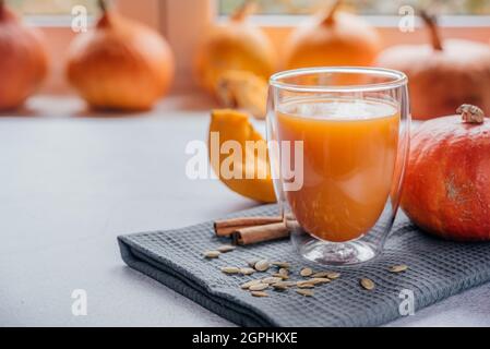 Gemüsesaft aus Kürbis im Herbst Stockfoto