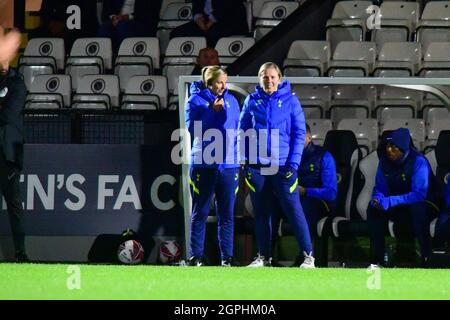 Managerin Karen Hills (Managerin Tottenham) beim Viertelfinale des Vitality FA Womens Cup – Arsenal V Tottenham Hotspur im Meadow Park Stadium-England Stockfoto