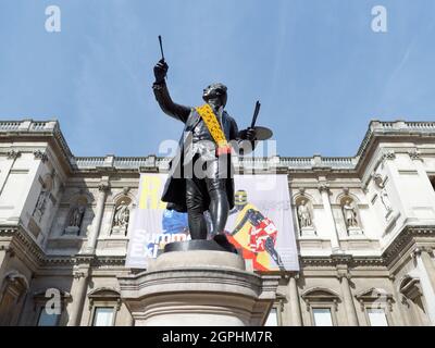 London, Greater London, England, September 21 2021: Statue von Sir Joshua Reynolds vor der Royal Academy of Arts im Burlington House auf Piccadilly. Stockfoto