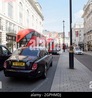London, Greater London, England, September 21 2021: Der Verkehr auf Piccadilly als Rolls Royce und mehrere Busse warten darauf, dass sich die Ampeln ändern. Stockfoto