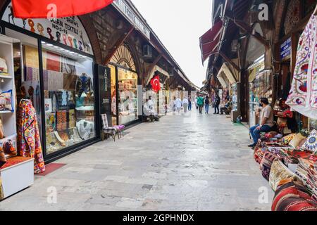 İstanbul, Türkei - September 24 2021: Traditionelle Geschäfte mit Seidentüll und Teppichen auf der Straße zum Sultanahmet-Platz. Stockfoto