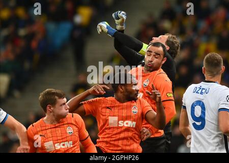 KIEW, UKRAINE - 27. OKTOBER 2020: Das UEFA Champions League Spiel Shakhtar Donetsk gegen Inter Mailand im NSC Olimpiyskyi Stadion in Kiew Stockfoto