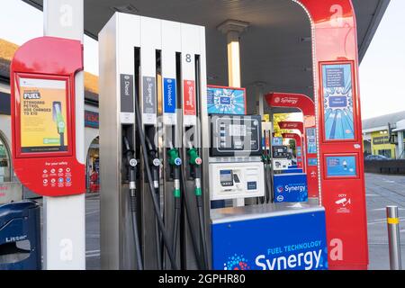 London, England, Großbritannien. 29. September, Esso-Tankstelle am Tesco Express auf der südlichen Ringstraße, rund um zwischen A20 und A205 in der Nähe von Eltham Green bleibt mit leerem Vorplatz geschlossen, da die Kraftstoffversorgung trocken gelaufen war. Quelle: Xiu Bao/Alamy Live News Stockfoto
