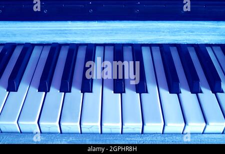 Pop Art Style Blau gefärbte Tastatur des aufrechten Klaviers Stockfoto