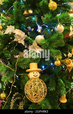 Weihnachtsbaumschmuck mit Schneemann- und Kugeln-Ornamenten Stockfoto