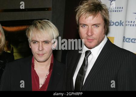 Nick Rhodes, Simon Le Bon (Duran Duran) 10/17/04 'A Love Song for Bobby Long' Los Angeles Premiere im Arclight Theatre, Hollywood, CA. Foto von Kazumi Nakamoto /HNW/PictureLux Stockfoto