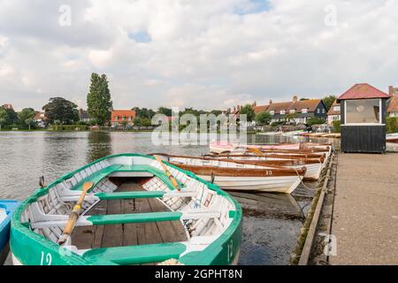 Vermietung Ruderboote auf der Meare, Thorpeness, Suffolk, England Stockfoto