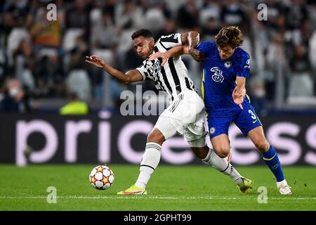 Turin, Italien. 29. September 2021. Danilo Luiz da Silva (L) von Juventus FC wird während des UEFA Champions League-Fußballspiels zwischen Juventus FC und Chelsea FC von Marcos Alonso vom FC Chelsea herausgefordert. Kredit: Nicolò Campo/Alamy Live Nachrichten Stockfoto