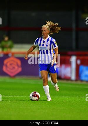 Crawley, Großbritannien. September 2021. Maya Le Tissier von Brighton und Hove Albion will am 29. September 2021 im People's Pension Stadium in Crawley, Großbritannien, beim Finalspiel des FA Women's Cup Quarter zwischen Brighton & Hove Albion Women und Charlton Athletic eine Toraufstellung verspielen. (Foto von Jeff Mood/phcimages.com) Quelle: PHC Images/Alamy Live News Stockfoto