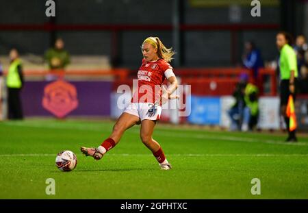 Crawley, Großbritannien. September 2021. Rachel Newborough von Charlton Athletic spielt beim FA Women's Cup Quarter Final Match zwischen Brighton & Hove Albion Women und Charlton Athletic am 29. September 2021 im People's Pension Stadium in Crawley, Großbritannien, einen Crossball. (Foto von Jeff Mood/phcimages.com) Quelle: PHC Images/Alamy Live News Stockfoto