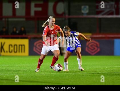 Crawley, Großbritannien. September 2021. Maya Le Tissier von Brighton und Hove Albion versucht, den Ball beim FA Women's Cup Quarter Final Match zwischen Brighton & Hove Albion Women und Charlton Athletic am 29. September 2021 im People's Pension Stadium in Crawley, Großbritannien, zu gewinnen. (Foto von Jeff Mood/phcimages.com) Quelle: PHC Images/Alamy Live News Stockfoto