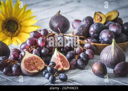 Obsternte im Herbst: Feigen, Trauben und Pflaumen Stockfoto