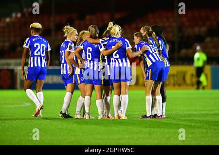 Crawley, Großbritannien. September 2021. Die Spieler von Brighton feiern das Eröffnungstreffer mit der Torschützin Felicity Gibbons von Brighton und Hove Albion beim Finalspiel des FA Women's Cup Quarter zwischen Brighton & Hove Albion Women und Charlton Athletic am 29. September 2021 im People's Pension Stadium in Crawley, Großbritannien. (Foto von Jeff Mood/phcimages.com) Quelle: PHC Images/Alamy Live News Stockfoto