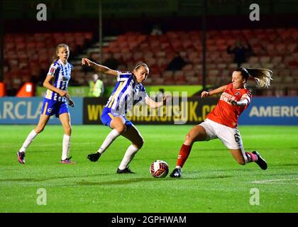 Crawley, Großbritannien. September 2021. Anna Filbey von Charlton Athletic und Aileen Whelen von Brighton und Hove Albion gehen beide beim FA Women's Cup Quarter Final Match zwischen Brighton & Hove Albion Women und Charlton Athletic am 29. September 2021 im People's Pension Stadium in Crawley, Großbritannien, für den Ball. (Foto von Jeff Mood/phcimages.com) Quelle: PHC Images/Alamy Live News Stockfoto