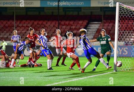 Crawley, Großbritannien. September 2021. Victoria Williams von Brighton und Hove Albion ist nicht in der Lage, den Ball im Spiel während des FA Women's Cup Quarter Final Match zwischen Brighton & Hove Albion Women und Charlton Athletic am 29. September 2021 im People's Pension Stadium in Crawley, Großbritannien, zu halten. (Foto von Jeff Mood/phcimages.com) Quelle: PHC Images/Alamy Live News Stockfoto