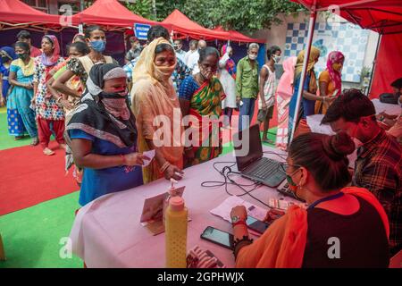 Frauen stehen in der Schlange, um sich während des Special Free Impfination Drive for Slum dwellers von der Regierung von Delhi in Anna Nagar in der Nähe von ITO registrieren zu lassen.Neu-Delhi, 876,663,490 Impfdosen insgesamt bis 29. September zugelassen, Die landesweite Impfkampagne wurde am 16. Januar eingeführt, wobei die Gesundheitsfachkräfte in der ersten Phase geimpft wurden. Die Impfung von Mitarbeitern vor Ort begann am 2. Februar. Die nächste Phase der Covid-19-Impfung begann ab dem 1. März für Personen über 60 Jahren und Personen ab 45 Jahren mit spezifizierten Co-morbiden Bedingungen. Das Land führte VAC ein Stockfoto