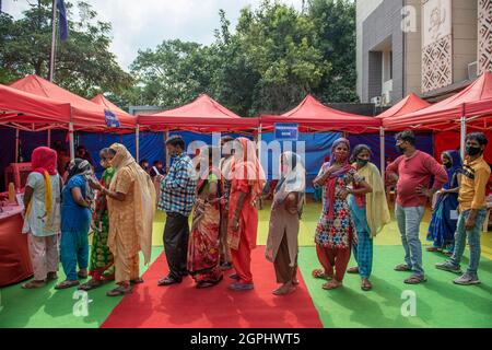 Frauen stehen in der Schlange, um sich während des Special Free Impfination Drive for Slum dwellers von der Regierung von Delhi in Anna Nagar in der Nähe von ITO registrieren zu lassen.Neu-Delhi, 876,663,490 Impfdosen insgesamt bis 29. September zugelassen, Die landesweite Impfkampagne wurde am 16. Januar eingeführt, wobei die Gesundheitsfachkräfte in der ersten Phase geimpft wurden. Die Impfung von Mitarbeitern vor Ort begann am 2. Februar. Die nächste Phase der Covid-19-Impfung begann ab dem 1. März für Personen über 60 Jahren und Personen ab 45 Jahren mit spezifizierten Co-morbiden Bedingungen. Das Land führte VAC ein Stockfoto