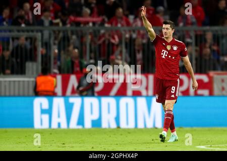 MÜNCHEN, DEUTSCHLAND - 29. SEPTEMBER: Robert Lewandowski vom FC Bayern München feiert nach dem zweiten Tor seiner Mannschaft beim UEFA Champions League Group-Bühnenspiel zwischen Bayern München und Dinamo Kiev am 29. September 2021 in der Allianz Arena in München (Foto von Andrey Lukatsky/Orange Picches) Kredit: Orange Pics BV/Alamy Live News Stockfoto