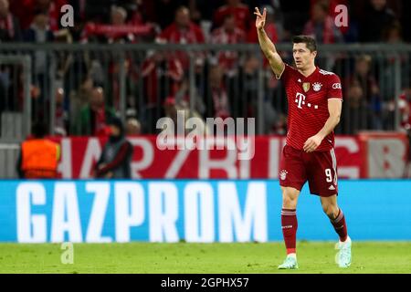 MÜNCHEN, DEUTSCHLAND - 29. SEPTEMBER: Robert Lewandowski vom FC Bayern München feiert nach dem zweiten Tor seiner Mannschaft beim UEFA Champions League Group-Bühnenspiel zwischen Bayern München und Dinamo Kiev am 29. September 2021 in der Allianz Arena in München (Foto von Andrey Lukatsky/Orange Picches) Kredit: Orange Pics BV/Alamy Live News Stockfoto