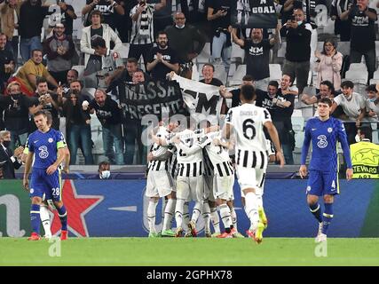 Juventus' Federico Chiesa (Mitte) feiert das erste Tor ihrer Mannschaft im Spiel mit Teamkollegen, während die Chelsea-Mannschaft Cesar Azpilicueta (links) und Andreas Christensen während des UEFA Champions League-, Gruppe H-Spiels im Allianz Stadium, Turin, niedergeschlagen aussehen. Bilddatum: Mittwoch, 29. September 2021. Stockfoto